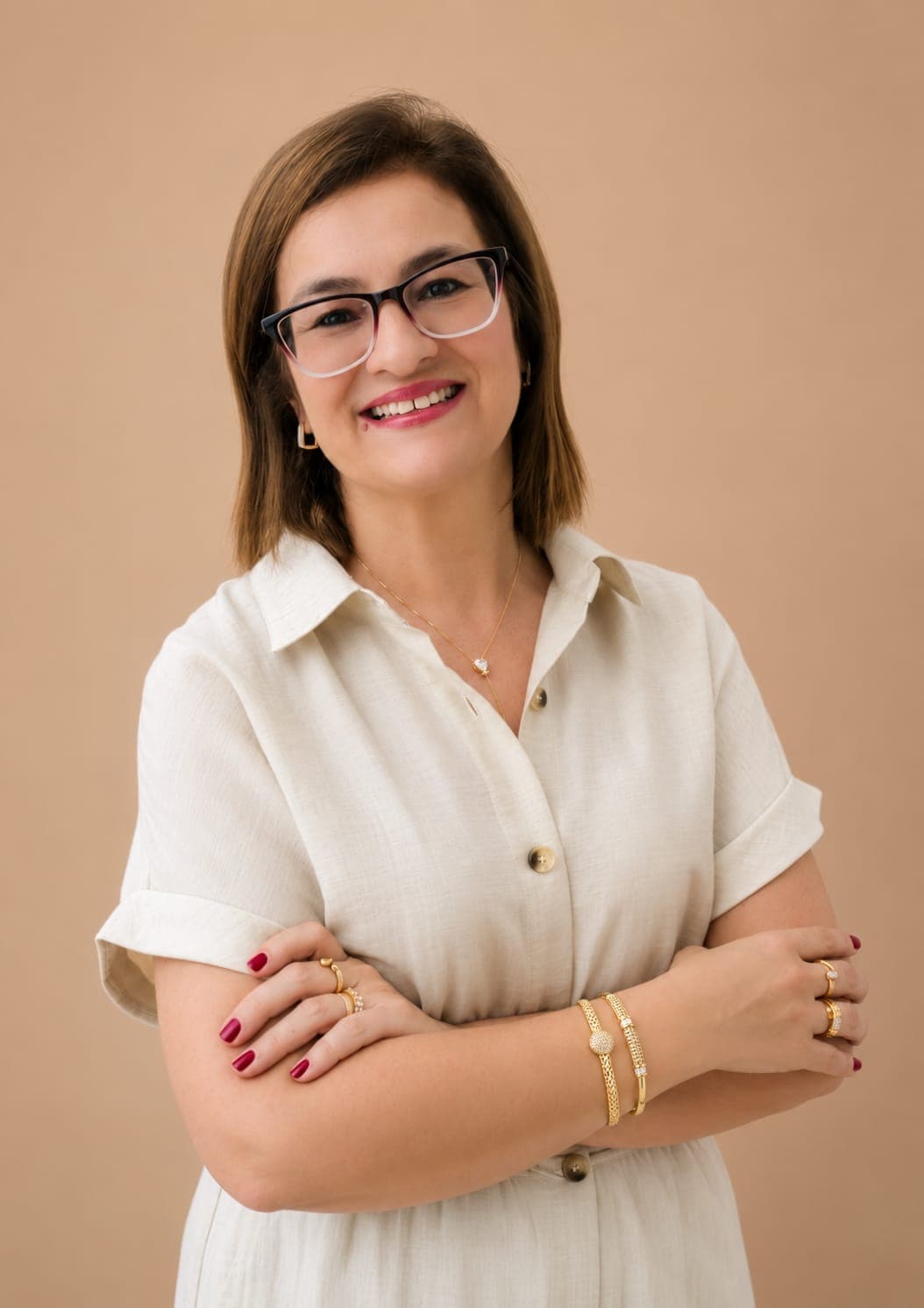 Rosi Alves, fundadora da Rosi Alves Semijoias, sorrindo e usando semijoias
