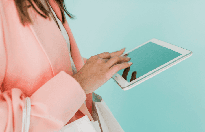 Revendedora usando catálogo virtual em um tablet